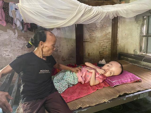 Vòng tay nhân ái giúp đỡ bà Hồng và con gái tật nguyền tại Hà Tĩnh - Ảnh 2.
