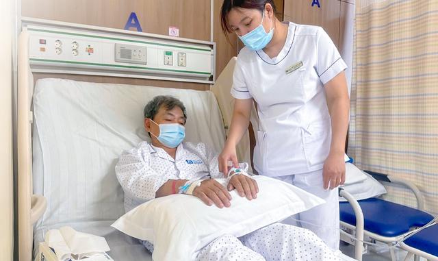 Người đ&agrave;n &ocirc;ng 62 tuổi mắc ung thư dạ d&agrave;y thừa nhận suốt 20 năm chủ quan, bỏ qua dấu hiệu n&agrave;y - Ảnh 1.