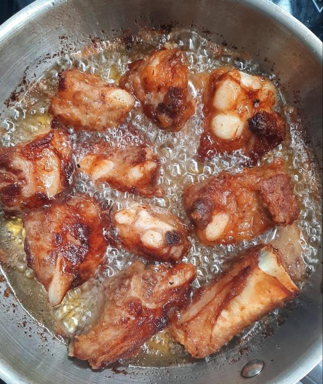 Món sườn xào chua ngọt thơm ngon hơn, thịt mềm mọng, bên ngoài giòn khi thêm vào nước giải khát quen thuộc ngày hè - Ảnh 4.