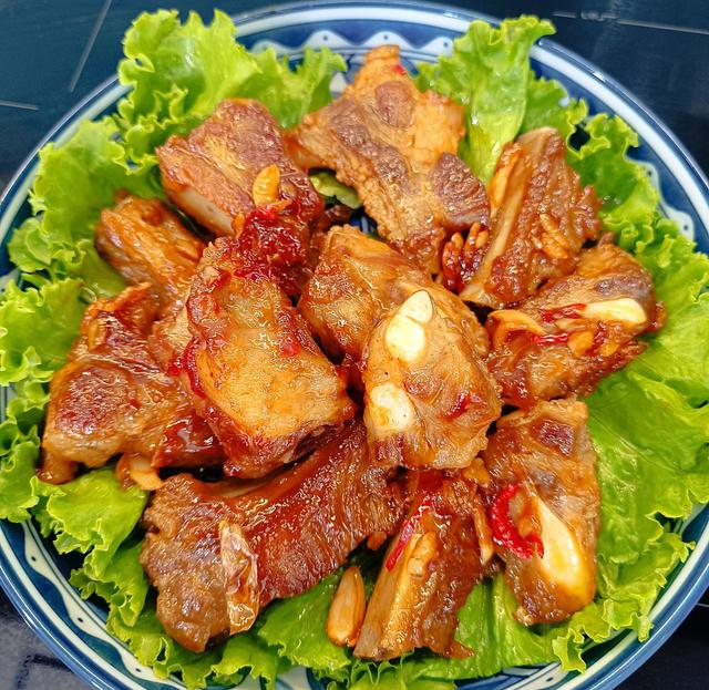 Món sườn xào chua ngọt thơm ngon hơn, thịt mềm mọng, bên ngoài giòn khi thêm vào nước giải khát quen thuộc ngày hè - Ảnh 7.