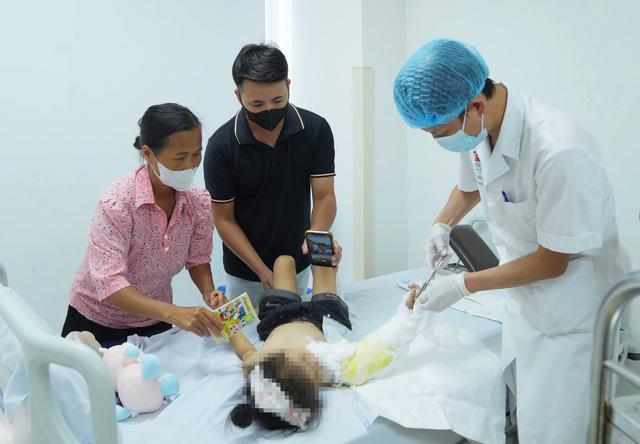 Nối liền cánh tay cho bé 4 tuổi ở Tuyên Quang gặp tai nạn với áo chống nắng - Ảnh 3.