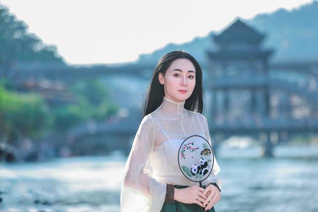 Vẻ đẹp rực rỡ ở đời thực của 'mẹ chồng' - NSƯT Qu&aacute;ch Thu Phương - Ảnh 5.
