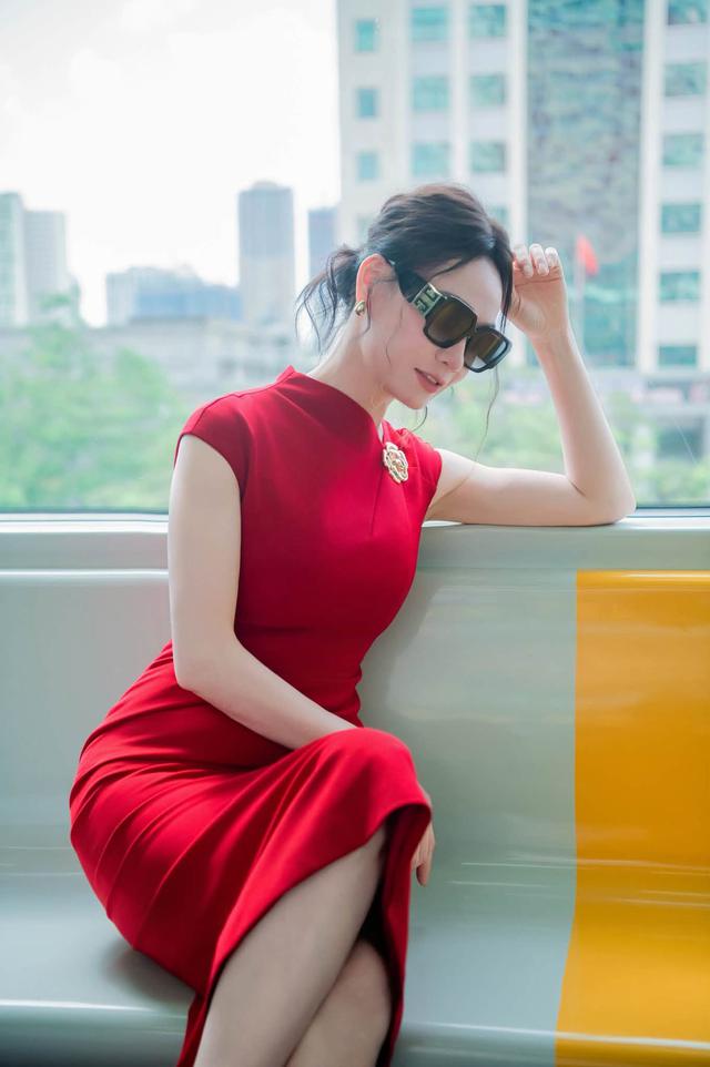 Vẻ đẹp rực rỡ ở đời thực của 'mẹ chồng' - NSƯT Qu&aacute;ch Thu Phương - Ảnh 7.