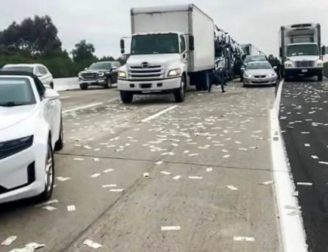 Ph&aacute;t hiện 5,2 tỷ đồng tiền mặt rơi v&atilde;i tr&ecirc;n đường cao tốc, cơ quan chức năng n&oacute;i g&igrave; về việc thu hồi? - Ảnh 1.