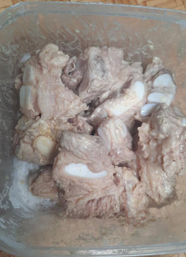Món sườn xào chua ngọt thơm ngon hơn, thịt mềm mọng, bên ngoài giòn khi thêm vào nước giải khát quen thuộc ngày hè - Ảnh 3.