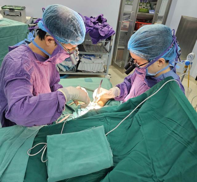 Nối liền cánh tay cho bé 4 tuổi ở Tuyên Quang gặp tai nạn với áo chống nắng - Ảnh 2.