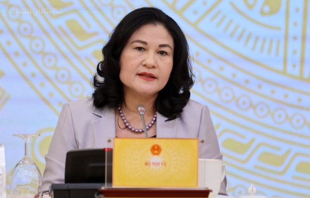 Tin s&aacute;ng 4/8: Th&ocirc;ng b&aacute;o quan trọng về ưu ti&ecirc;n x&eacute;t tuyển c&ocirc;ng chức; 10 trường hợp được kinh doanh h&agrave;ng miễn thuế từ 21/8/2026 - Ảnh 1.