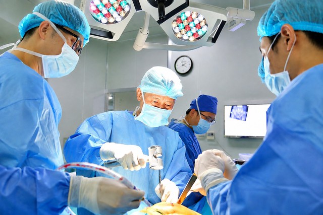 Quyết định t&aacute;o bạo: Thay c&ugrave;ng l&uacute;c khớp h&aacute;ng v&agrave; khớp vai cho cụ &ocirc;ng 85 tuổi nhiều bệnh nền - Ảnh 1.
