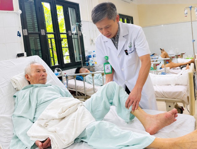 Quyết định t&aacute;o bạo: Thay c&ugrave;ng l&uacute;c khớp h&aacute;ng v&agrave; khớp vai cho cụ &ocirc;ng 85 tuổi nhiều bệnh nền - Ảnh 2.