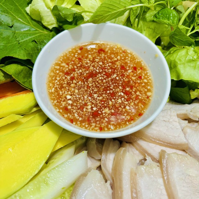 Mẹo luộc thịt ngon , da gi&ograve;n , mọng nước cho m&acirc;m cơm gia đ&igrave;nh 2026 - Ảnh 4.