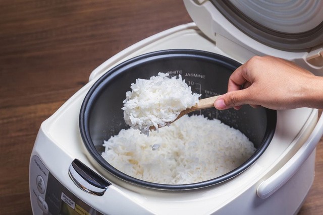 Nấu cơm bằng nước n&oacute;ng hay nước nguội mới ngon v&agrave; gi&agrave;u dinh dưỡng hơn? - Ảnh 2.