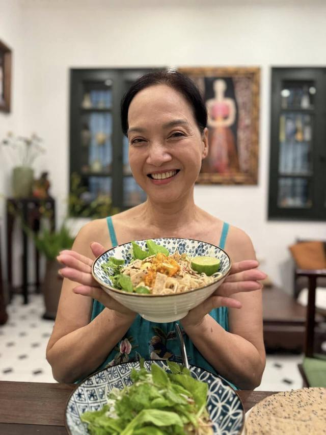 Vẻ ngo&agrave;i ở tuổi hưu của NSND L&ecirc; Khanh - Ảnh 8.