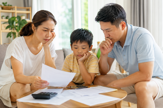 Vay mượn, bán nhà để con học trường quốc tế, vợ chồng tôi chỉ trụ được 2 năm - Ảnh 1.