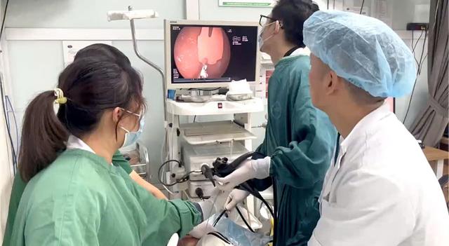 Gặp nạn khi đang ăn sữa chua, b&eacute; trai ở H&agrave; Nội phải đi cấp cứu - Ảnh 1.