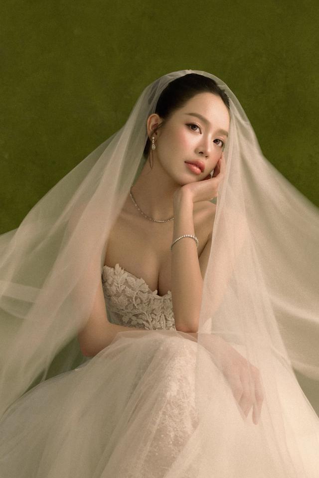 Thanh Thủy lộng lẫy trong v&aacute;y cưới L&ecirc; Thanh h&ograve;a , quyến rũ v&agrave; đầy sức h&uacute;t - Ảnh 4.