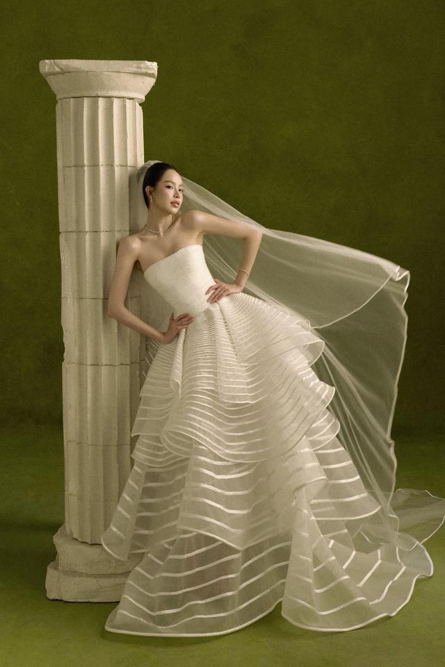 Thanh Thủy lộng lẫy trong v&aacute;y cưới L&ecirc; Thanh h&ograve;a , quyến rũ v&agrave; đầy sức h&uacute;t - Ảnh 5.