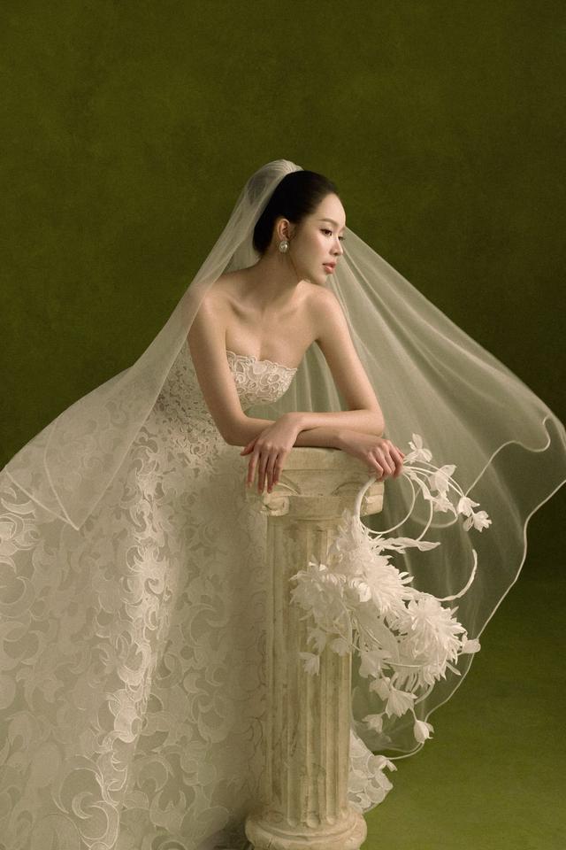 Thanh Thủy lộng lẫy trong v&aacute;y cưới L&ecirc; Thanh h&ograve;a , quyến rũ v&agrave; đầy sức h&uacute;t - Ảnh 9.