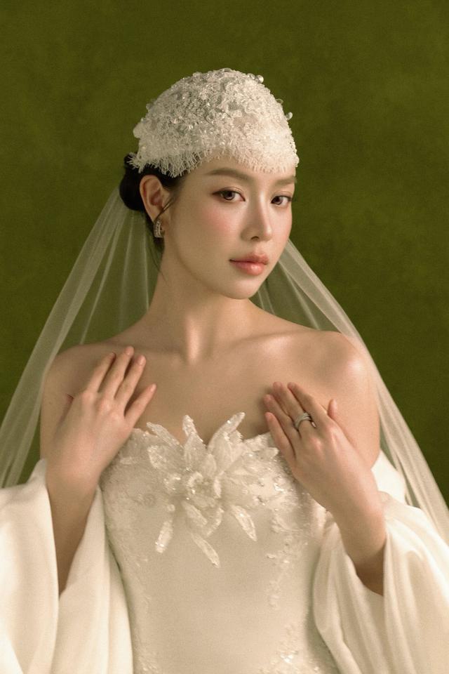 Thanh Thủy lộng lẫy trong v&aacute;y cưới L&ecirc; Thanh h&ograve;a , quyến rũ v&agrave; đầy sức h&uacute;t - Ảnh 1.