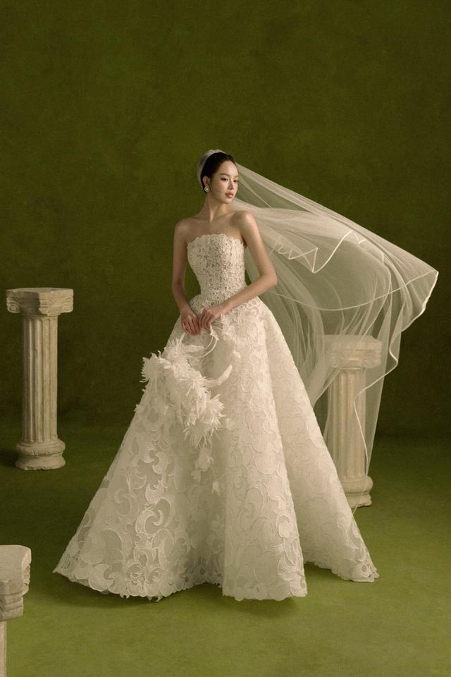 Thanh Thủy lộng lẫy trong v&aacute;y cưới L&ecirc; Thanh h&ograve;a , quyến rũ v&agrave; đầy sức h&uacute;t - Ảnh 6.