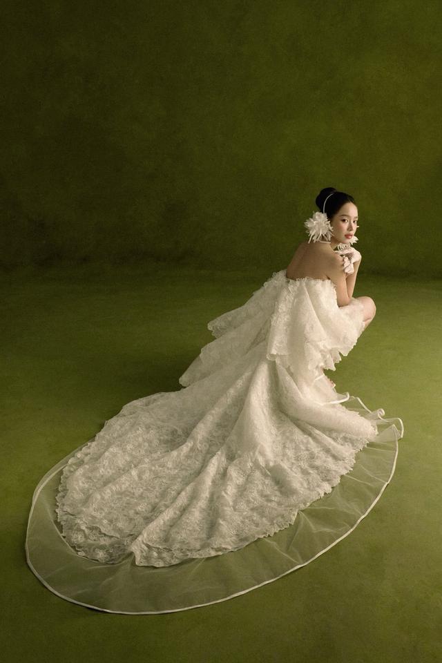Thanh Thủy lộng lẫy trong v&aacute;y cưới L&ecirc; Thanh h&ograve;a , quyến rũ v&agrave; đầy sức h&uacute;t - Ảnh 8.