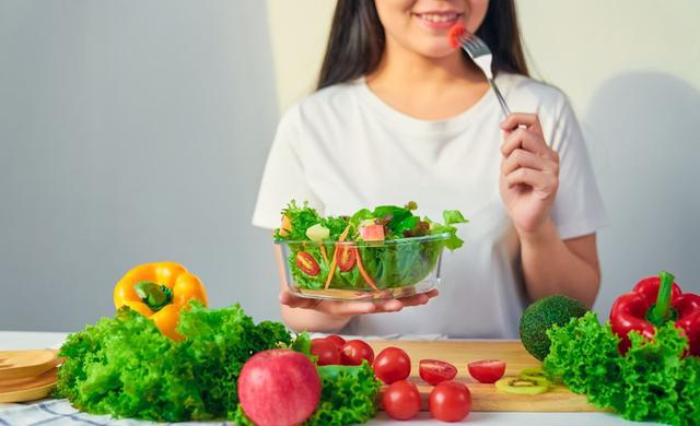 Người Việt n&ecirc;n ăn bao nhi&ecirc;u rau mỗi ng&agrave;y? Chuy&ecirc;n gia gợi &yacute; 3 loại rau quen thuộc n&ecirc;n bổ sung thường xuy&ecirc;n - Ảnh 1.