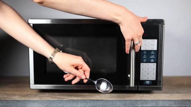 Ngo&agrave;i h&acirc;m n&oacute;ng thức ăn, c&ocirc;ng dụng bất ngờ của l&ograve; vi s&oacute;ng nhiều người chưa biết - Ảnh 2.