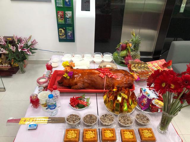 Nhà không có sân, ở chung cư thì đặt lễ cúng cô hồn ở đâu? - Ảnh 2.
