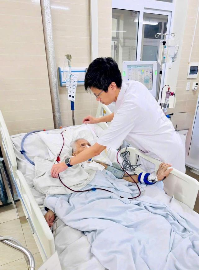 Người đ&agrave;n &ocirc;ng suy thận mạn nguy kịch sau th&oacute;i quen nhiều người Việt nghĩ l&agrave; 'c&agrave;ng ăn c&agrave;ng bổ' - Ảnh 1.
