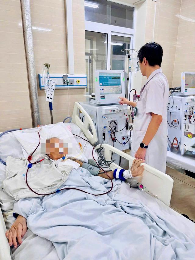 Người đ&agrave;n &ocirc;ng suy thận mạn nguy kịch sau th&oacute;i quen nhiều người Việt nghĩ l&agrave; 'c&agrave;ng ăn c&agrave;ng bổ' - Ảnh 2.