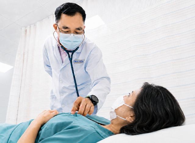 Tim đập nhanh liên tục 200 lần/phút, người phụ nữ 47 tuổi nhập viện cấp cứu vì cơn rối loạn nhịp tim nguy hiểm - Ảnh 1.