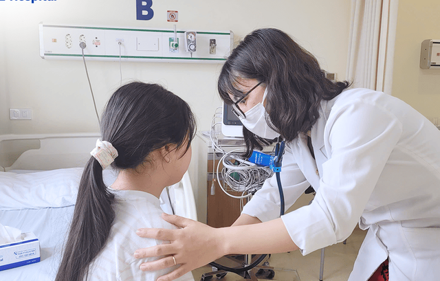 B&eacute; 8 tuổi điều trị vi&ecirc;m phế quản, bất ngờ ph&aacute;t hiện suy tuyến thượng thận - Ảnh 1.