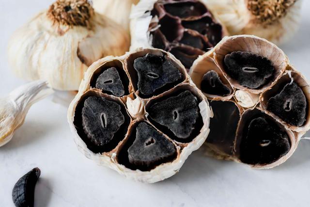 Tuyệt chi&ecirc;u tự l&agrave;m tỏi đen tại nh&agrave; bằng nồi cơm điện chuẩn dẻo, bổ dưỡng - Ảnh 2.