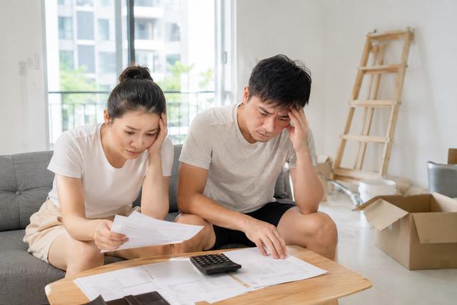 Mua chung cư cũ gi&aacute; rẻ để tiết kiệm, vợ chồng t&ocirc;i nhận 'tr&aacute;i đắng' sau v&agrave;i th&aacute;ng - Ảnh 1.