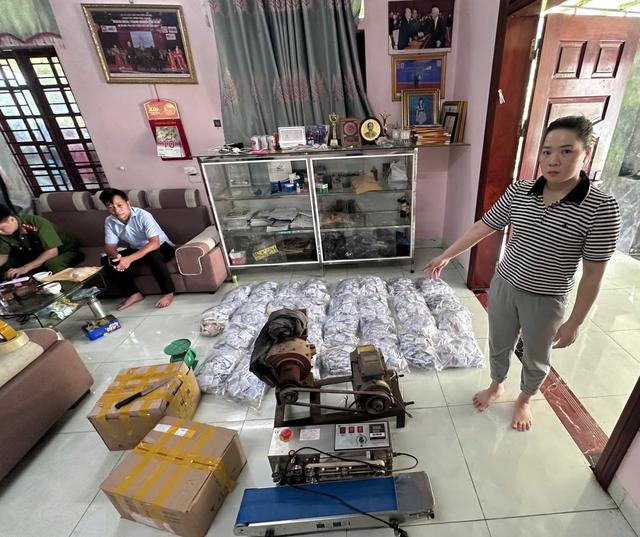 H&agrave; Nội: Khởi tố 2 đối tượng sản xuất, bu&ocirc;n b&aacute;n thuốc Đ&ocirc;ng y giả - Ảnh 2.