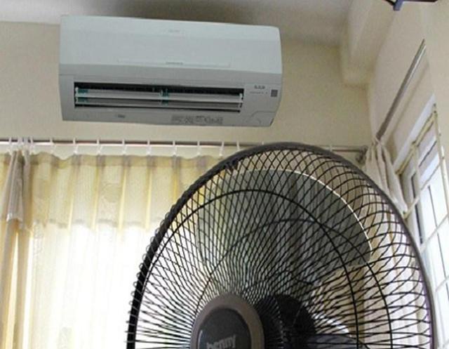 Đừng bật quạt kiểu n&agrave;y kẻo "c&agrave;ng quạt c&agrave;ng như l&ograve; x&ocirc;ng hơi" - Ảnh 2.