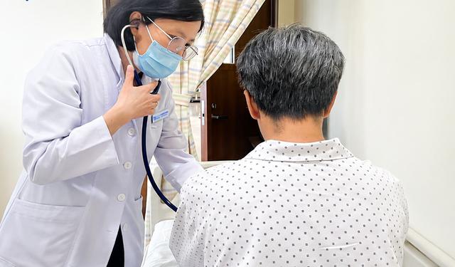 Sốt k&eacute;o d&agrave;i sau Covid-19, người đ&agrave;n &ocirc;ng 43 tuổi ph&aacute;t hiện mắc lao m&agrave;ng ngo&agrave;i tim hiếm gặp - Ảnh 1.