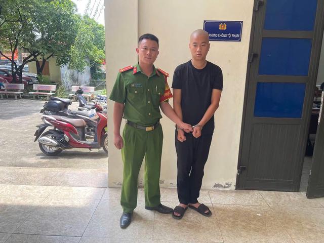 Bắt giữ kẻ trộm bánh xe ô tô tại khu đô thị Hà Nội - Ảnh 2.