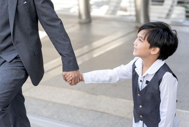 Con được khen, đừng vội n&oacute;i 'C&oacute; g&igrave; đ&acirc;u': Cha mẹ kh&eacute;o l&eacute;o sẽ biết đ&aacute;p lại bằng 1 c&acirc;u - Ảnh 1.