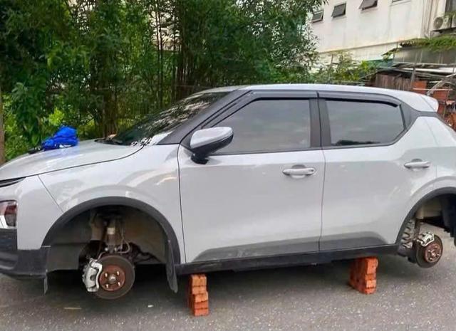Bắt giữ kẻ trộm bánh xe ô tô tại khu đô thị Hà Nội - Ảnh 1.