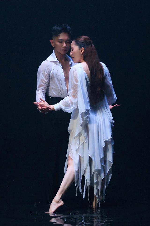 Vợ chồng Kh&aacute;nh Thi - Phan Hiển ăn &yacute; tuyệt đối, thần th&aacute;i đỉnh cao trong MV mới của ca sĩ Lệ Quy&ecirc;n - Ảnh 8.