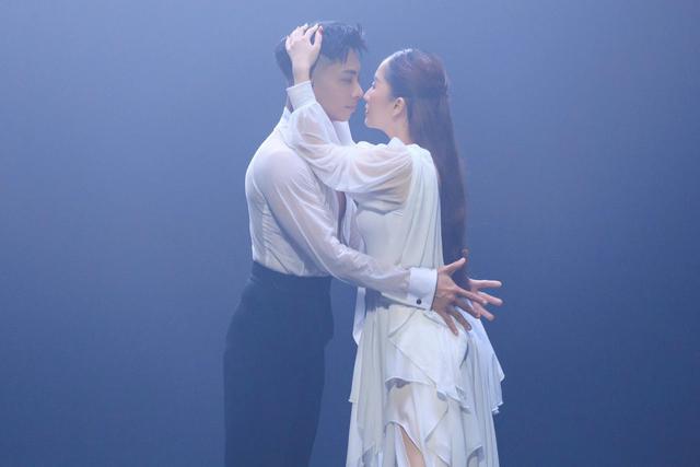 Vợ chồng Kh&aacute;nh Thi - Phan Hiển ăn &yacute; tuyệt đối, thần th&aacute;i đỉnh cao trong MV mới của ca sĩ Lệ Quy&ecirc;n - Ảnh 4.