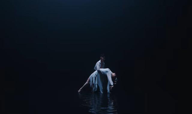 Vợ chồng Kh&aacute;nh Thi - Phan Hiển ăn &yacute; tuyệt đối, thần th&aacute;i đỉnh cao trong MV mới của ca sĩ Lệ Quy&ecirc;n - Ảnh 9.