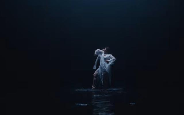 Vợ chồng Kh&aacute;nh Thi - Phan Hiển ăn &yacute; tuyệt đối, thần th&aacute;i đỉnh cao trong MV mới của ca sĩ Lệ Quy&ecirc;n - Ảnh 10.