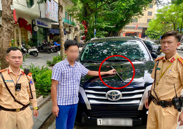 Hà Nội phát hiện gậy ba khúc và bằng lái giả Trong vụ ô tô vi phạm dừng đỗ - Ảnh 1.