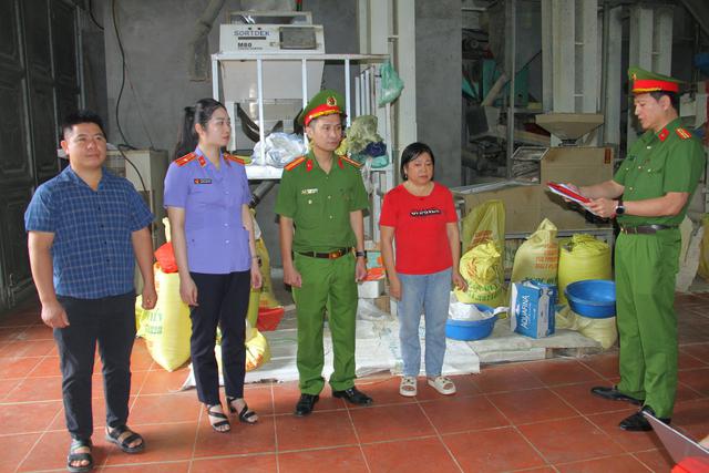 Lào Cai: Khởi tố 2 đối tượng buôn bán gạo giả thương hiệu “Séng Cù Mường Khương” - Ảnh 1.