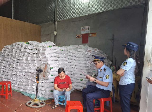 Lào Cai: Khởi tố 2 đối tượng buôn bán gạo giả thương hiệu “Séng Cù Mường Khương” - Ảnh 2.