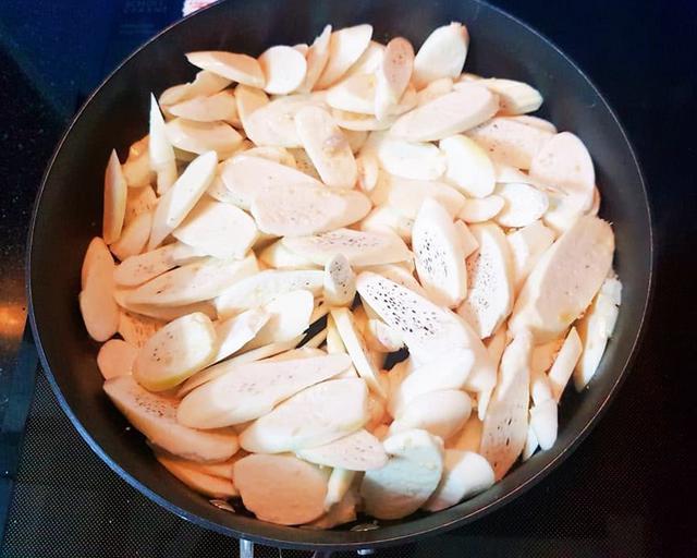 Thứ củ chỉ xuất hiện v&agrave;i tuần trong năm, đem x&agrave;o c&ugrave;ng thịt b&ograve; gi&ograve;n ngọt, cả nh&agrave; ăn hết nồi cơm - Ảnh 6.