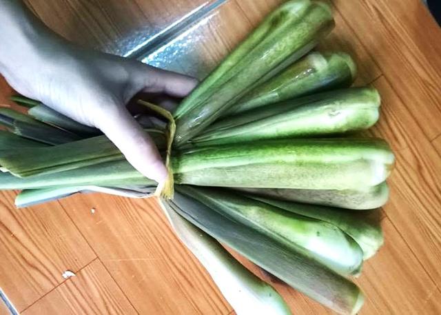 Thứ củ chỉ xuất hiện v&agrave;i tuần trong năm, đem x&agrave;o c&ugrave;ng thịt b&ograve; gi&ograve;n ngọt, cả nh&agrave; ăn hết nồi cơm - Ảnh 2.