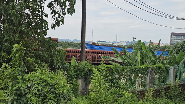 Ninh B&igrave;nh: To&agrave;n cảnh xưởng đ&oacute;ng t&agrave;u, vật liệu chất ngổn ngang cạnh s&ocirc;ng Đ&aacute;y ở x&atilde; &Yacute; Y&ecirc;n trong m&ugrave;a mưa b&atilde;o - Ảnh 3.