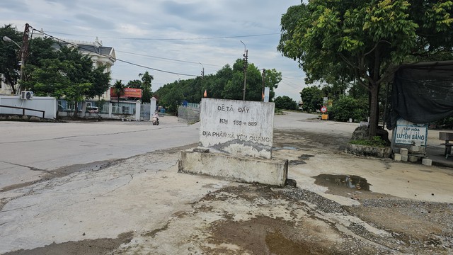 Ninh B&igrave;nh: To&agrave;n cảnh xưởng đ&oacute;ng t&agrave;u, vật liệu chất ngổn ngang cạnh s&ocirc;ng Đ&aacute;y ở x&atilde; &Yacute; Y&ecirc;n trong m&ugrave;a mưa b&atilde;o - Ảnh 2.